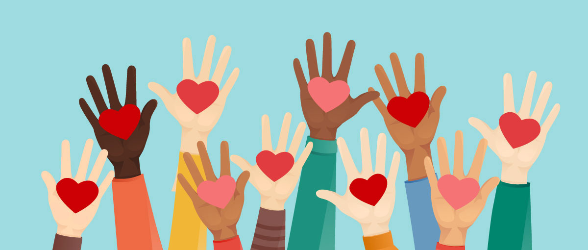 Des mains levées de différentes couleurs et tenant un coeur 