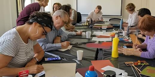 Image-3.jpg Groupe de personnes âgées en train de faire un atelier d'art-thérapie